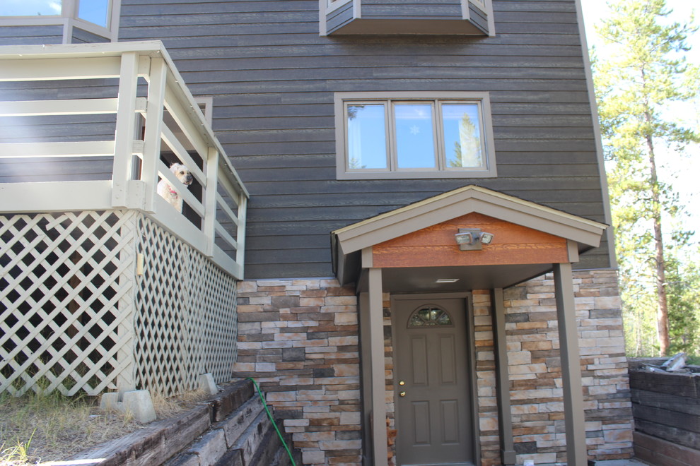 Foto di un portico rustico di medie dimensioni e dietro casa con un tetto a sbalzo e lastre di cemento