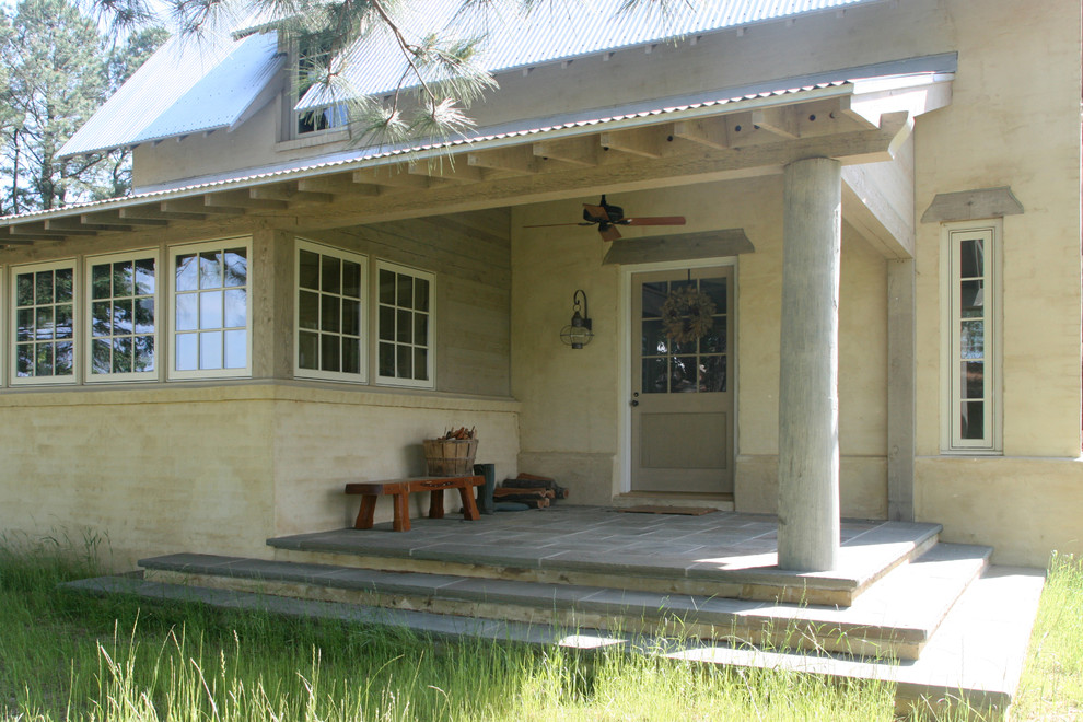 Cette photo montre un porche d'entrée de maison nature avec une extension de toiture.