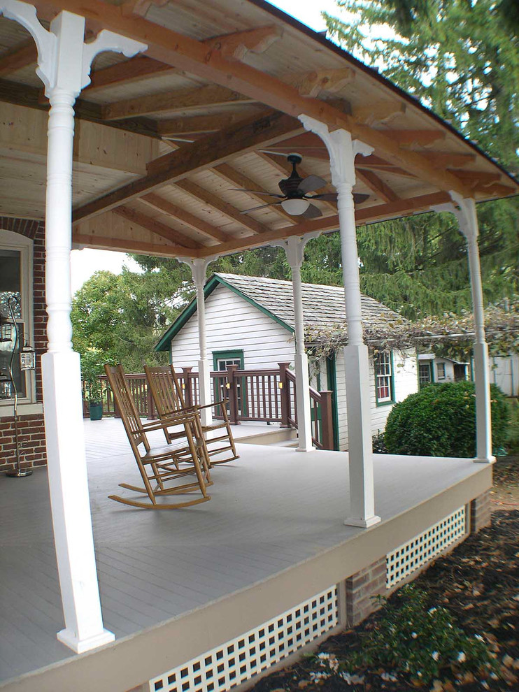 Foto på en mellanstor vintage veranda längs med huset, med takförlängning