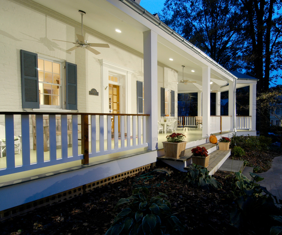 Inspiration pour un porche d'entrée de maison avant traditionnel avec des pavés en pierre naturelle et une extension de toiture.