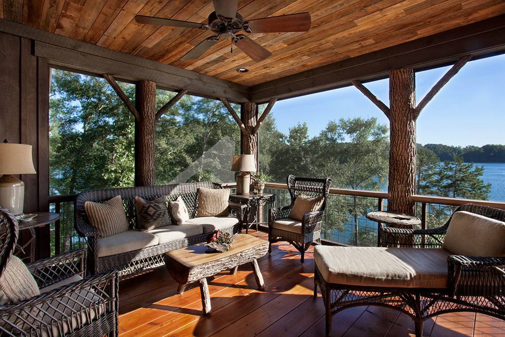 Exemple d'un porche d'entrée de maison arrière montagne de taille moyenne avec une terrasse en bois et une extension de toiture.