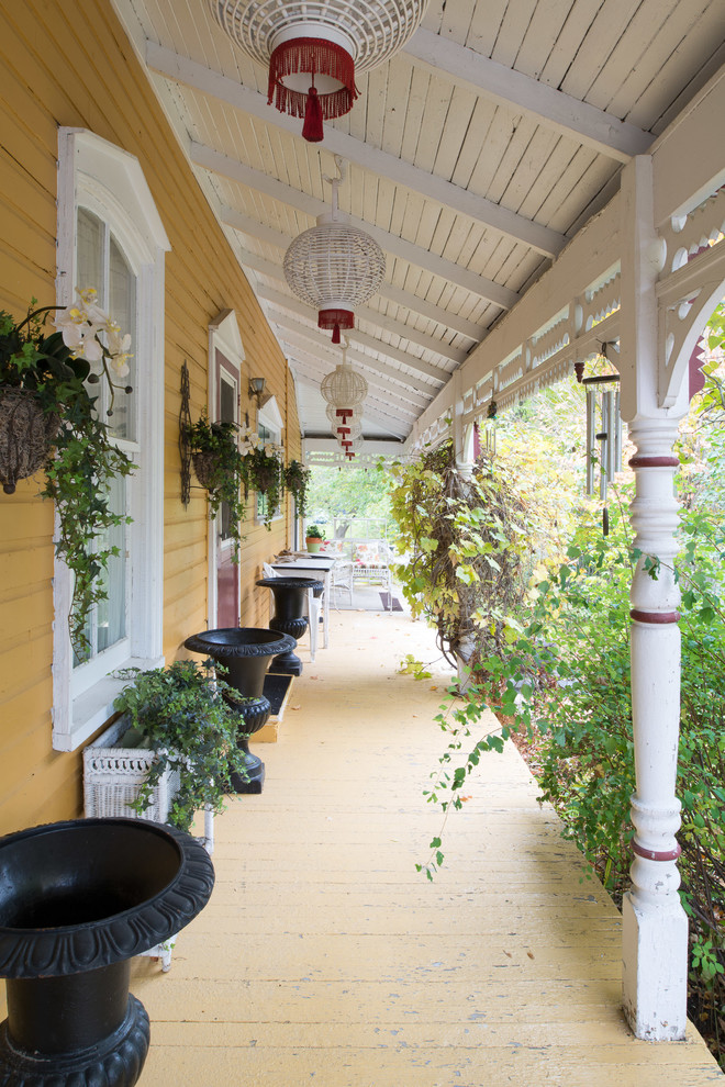 Inspiration for a shabby-chic style front porch remodel in Toronto with decking and a roof extension
