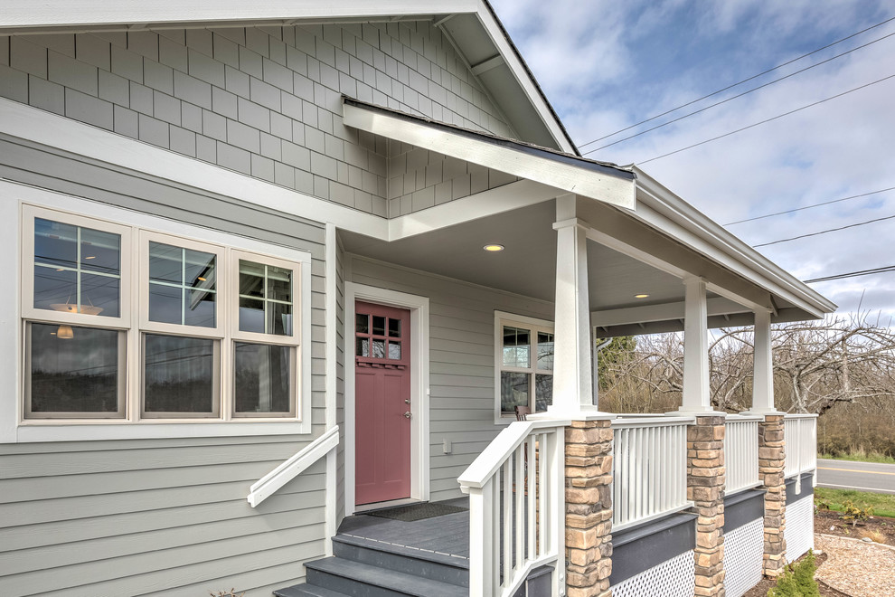 Idées déco pour un porche d'entrée de maison avant craftsman de taille moyenne avec une terrasse en bois et une extension de toiture.