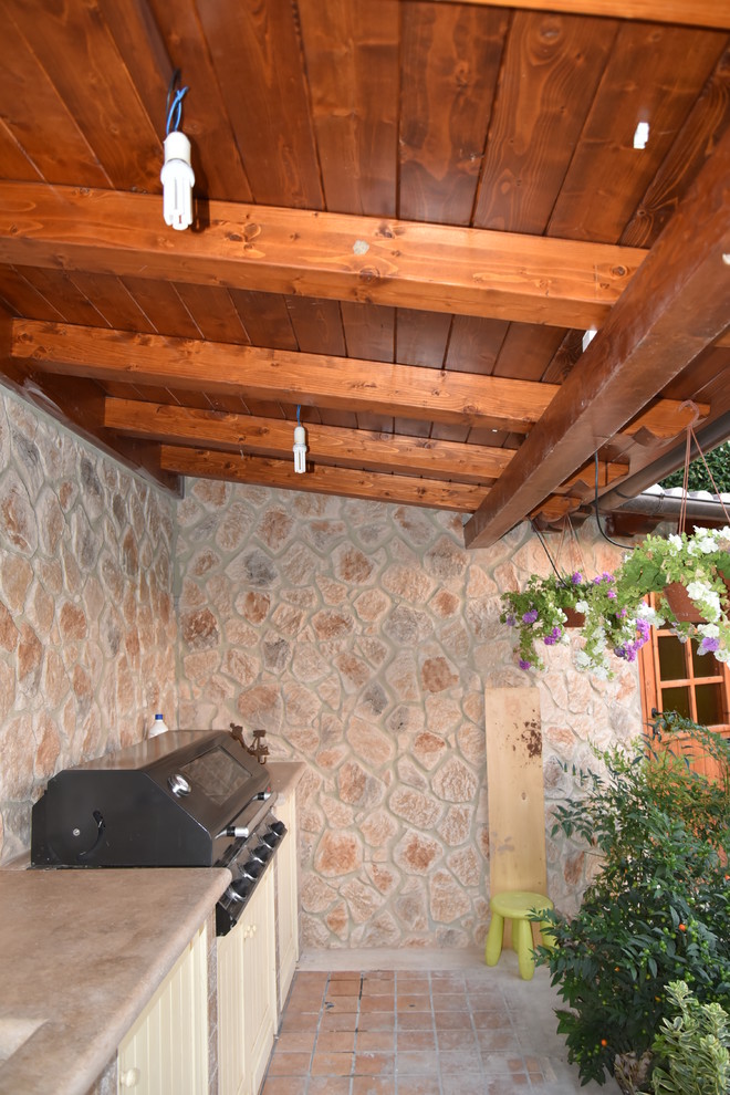 Shabby-Style Veranda mit Outdoor-Küche in Rom