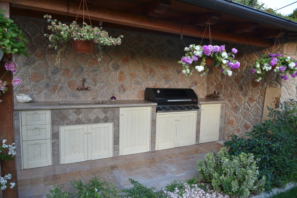 Exemple d'un porche d'entrée de maison romantique avec une cuisine d'été.