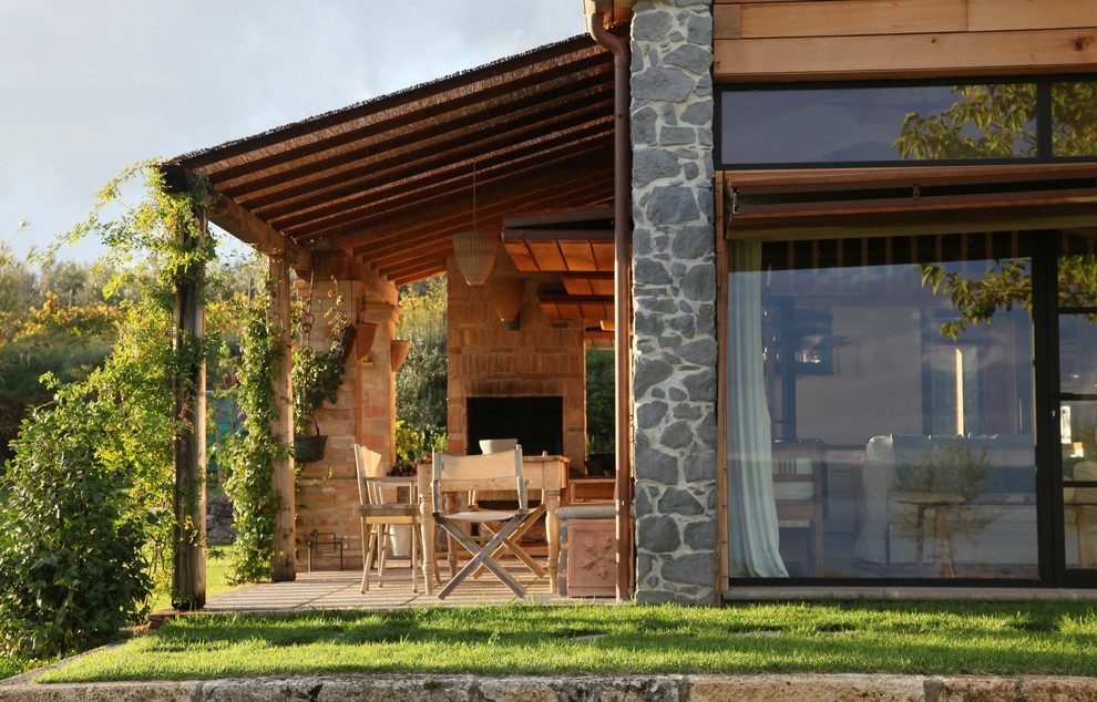 Foto de terraza de estilo de casa de campo de tamaño medio en patio trasero con pérgola