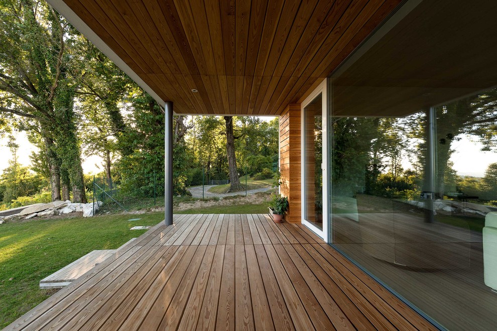 Mittelgroße, Überdachte Moderne Veranda hinter dem Haus mit Dielen in Mailand