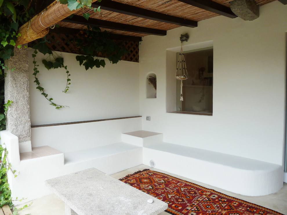 Idée de décoration pour un porche d'entrée de maison méditerranéen.