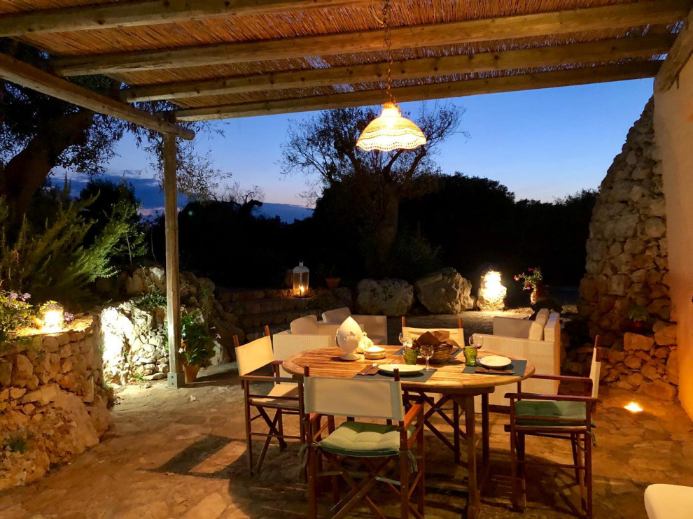 Источник вдохновения для домашнего уюта: большая пергола во дворе частного дома на переднем дворе в средиземноморском стиле с настилом