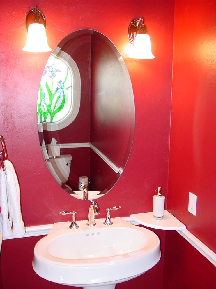 Foto di un piccolo bagno di servizio chic con lavabo a colonna, WC a due pezzi e pareti rosse