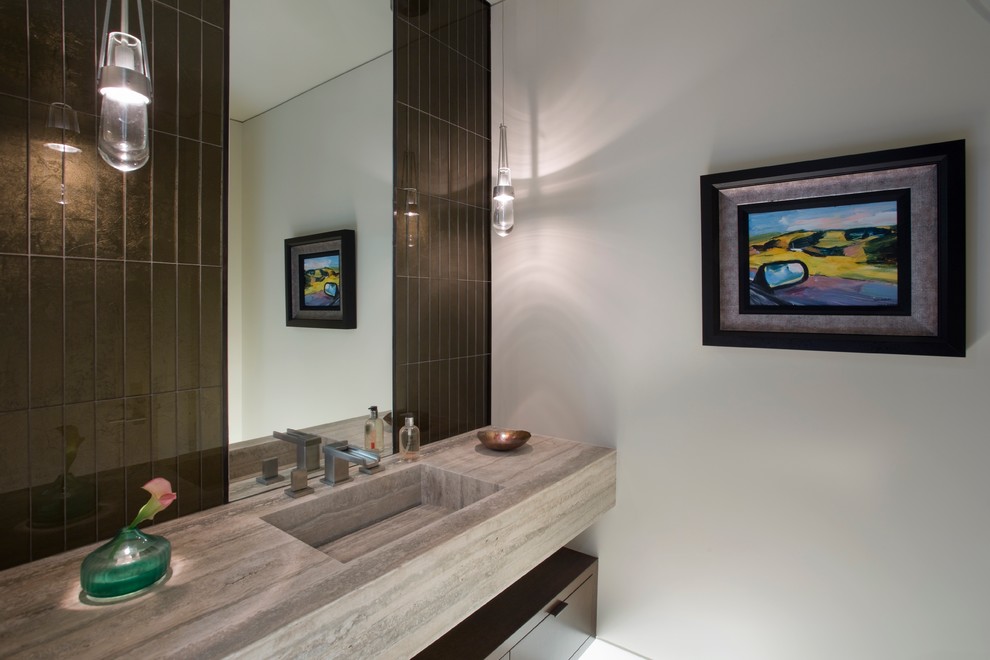 Foto de aseo moderno con paredes grises, lavabo integrado, encimera de piedra caliza y suelo beige