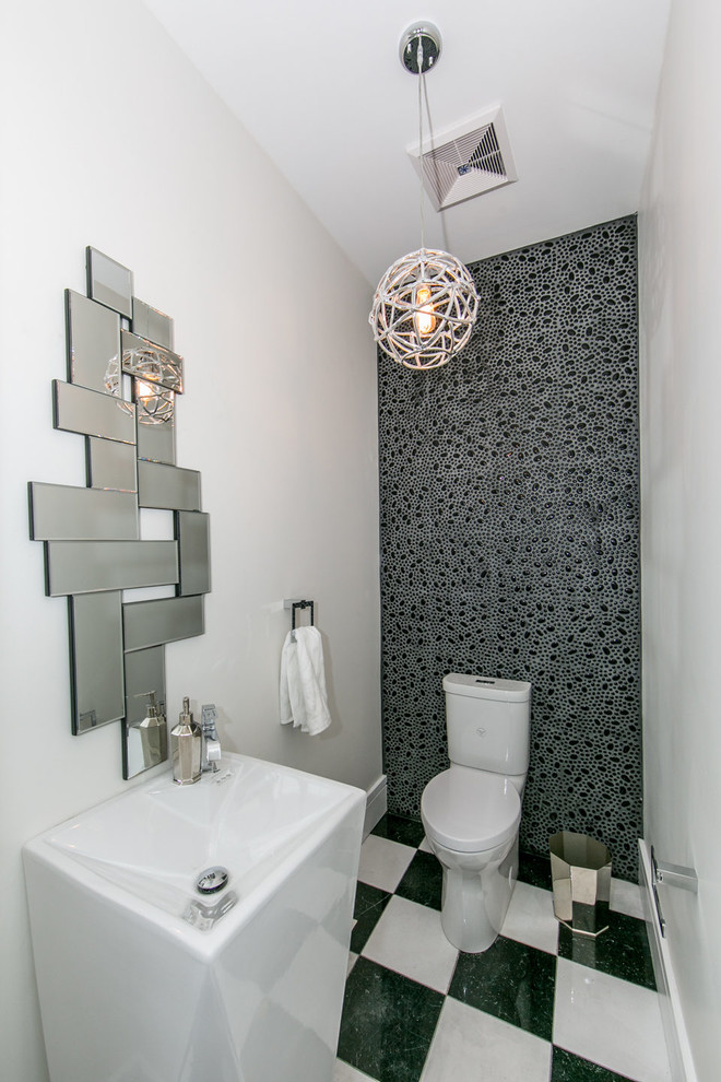 Идея дизайна: большой туалет в современном стиле с раздельным унитазом, зеленой плиткой, черной плиткой, белой плиткой, керамогранитной плиткой, белыми стенами, полом из керамогранита и раковиной с пьедесталом