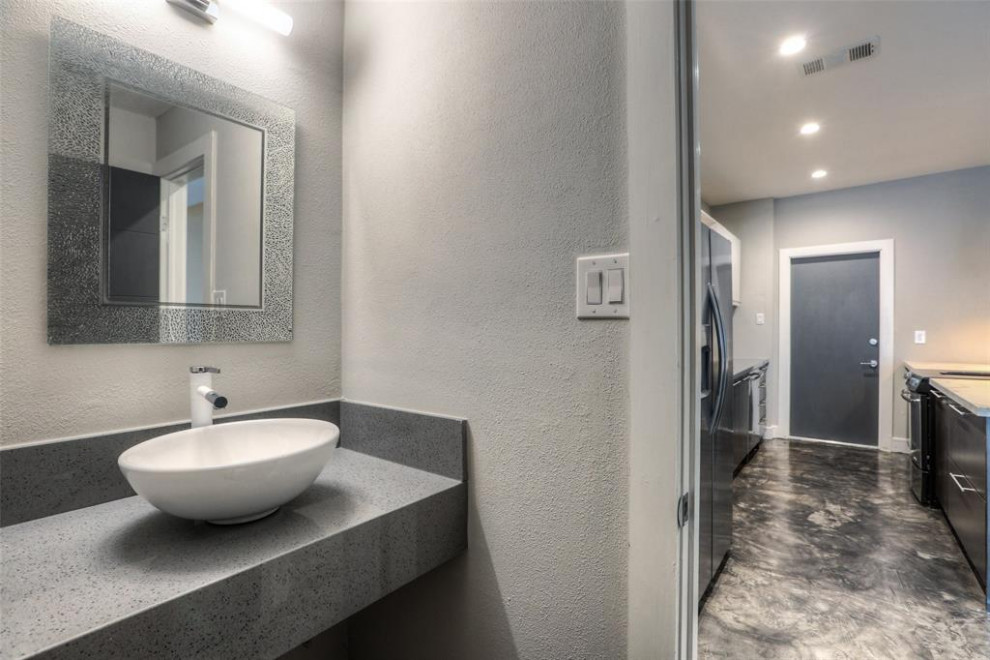 Kleine Moderne Gästetoilette mit offenen Schränken, grauen Schränken, Toilette mit Aufsatzspülkasten, grauer Wandfarbe, Betonboden, Aufsatzwaschbecken, Quarzwerkstein-Waschtisch, grauem Boden, grauer Waschtischplatte und schwebendem Waschtisch in Houston