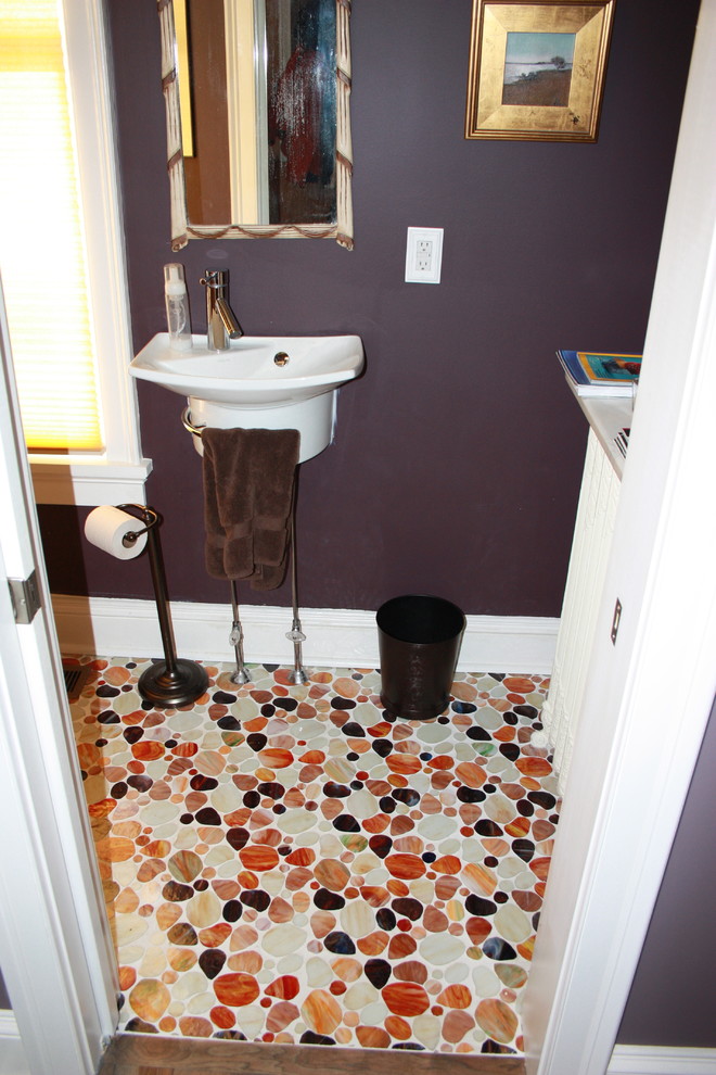 Imagen de aseo tradicional pequeño con paredes púrpuras, suelo con mosaicos de baldosas, lavabo suspendido, suelo multicolor y encimeras blancas