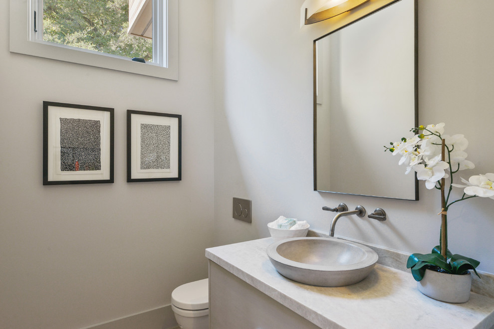 Esempio di un bagno di servizio contemporaneo con ante grigie, pareti grigie, lavabo a bacinella e top grigio