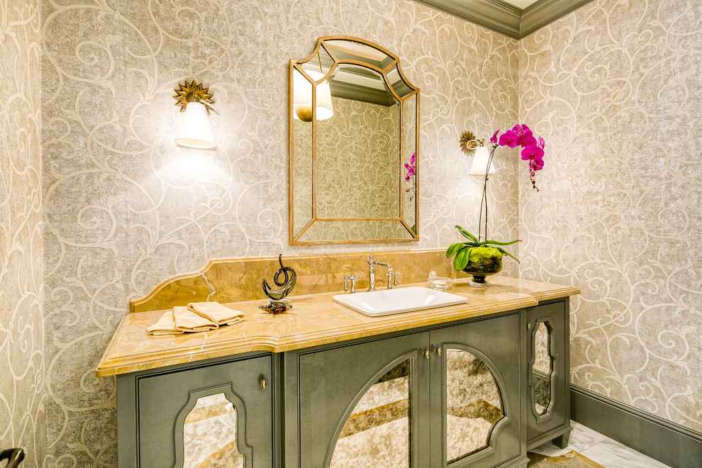 Inredning av ett klassiskt mellanstort gul gult toalett, med möbel-liknande, gröna skåp, beige väggar, marmorgolv, ett nedsänkt handfat, marmorbänkskiva och flerfärgat golv