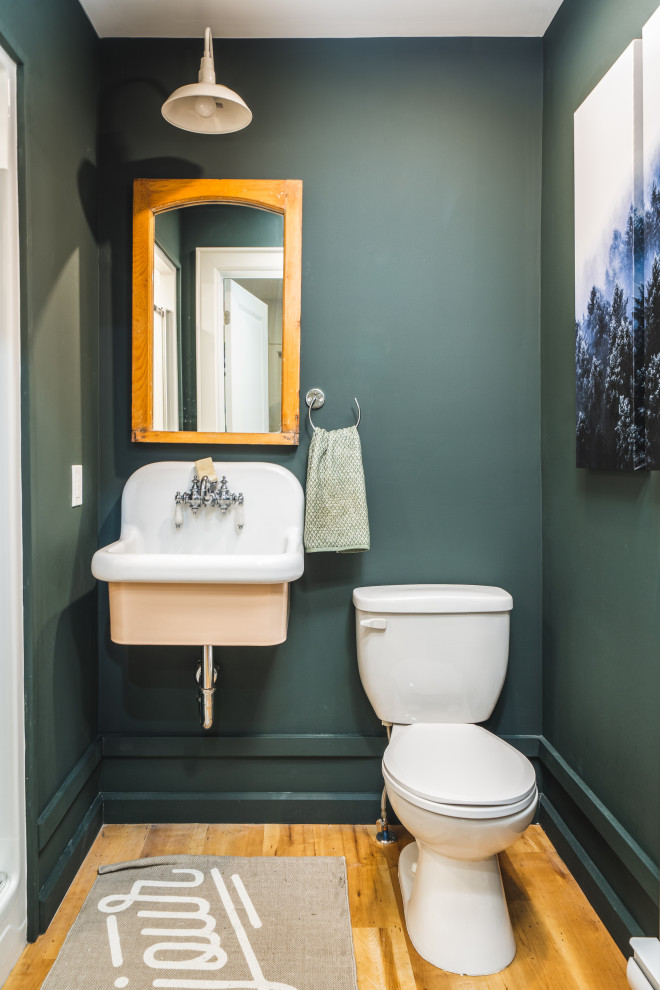 Пример оригинального дизайна: туалет среднего размера в стиле кантри с унитазом-моноблоком, серыми стенами, паркетным полом среднего тона, подвесной раковиной и коричневым полом