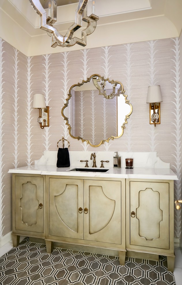 Idéer för att renovera ett medelhavsstil vit vitt toalett, med möbel-liknande, ett undermonterad handfat, marmorbänkskiva, flerfärgade väggar och flerfärgat golv