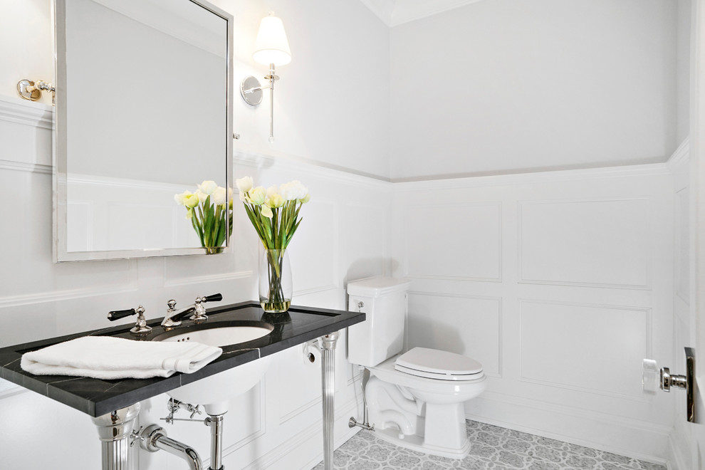Cette photo montre un grand WC et toilettes chic avec WC séparés, un carrelage gris, mosaïque, un mur blanc, un sol en marbre, un plan de toilette en marbre et un lavabo encastré.