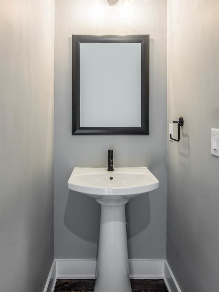 Réalisation d'un petit WC et toilettes champêtre avec WC à poser, un mur gris, parquet foncé, un lavabo de ferme et un sol marron.