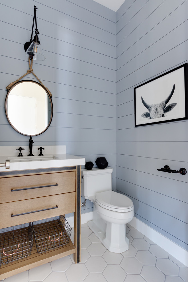 Klassische Gästetoilette mit flächenbündigen Schrankfronten, Toilette mit Aufsatzspülkasten, blauer Wandfarbe, Unterbauwaschbecken, beigem Boden und weißer Waschtischplatte in Salt Lake City
