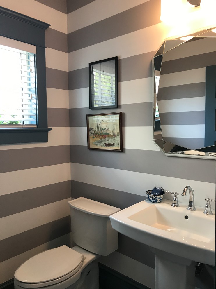Cette image montre un WC et toilettes marin de taille moyenne avec WC séparés, un mur multicolore, un sol en ardoise, un lavabo de ferme et un sol gris.