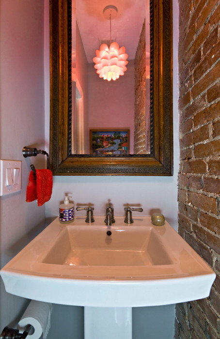 Foto di un piccolo bagno di servizio chic con lavabo a colonna e pareti bianche