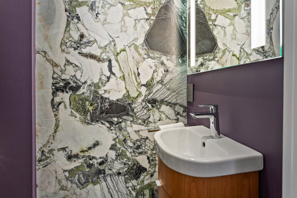 Idee per un bagno di servizio moderno di medie dimensioni con ante lisce, ante in legno bruno, piastrelle multicolore, lastra di pietra, pareti viola, lavabo integrato, top in superficie solida e top bianco