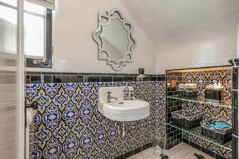 Пример оригинального дизайна: туалет в средиземноморском стиле с подвесной раковиной и разноцветной плиткой