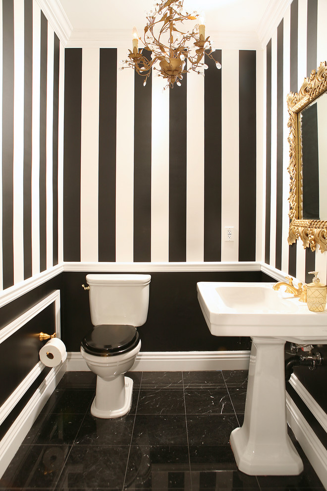На фото: туалет в классическом стиле с раковиной с пьедесталом с
