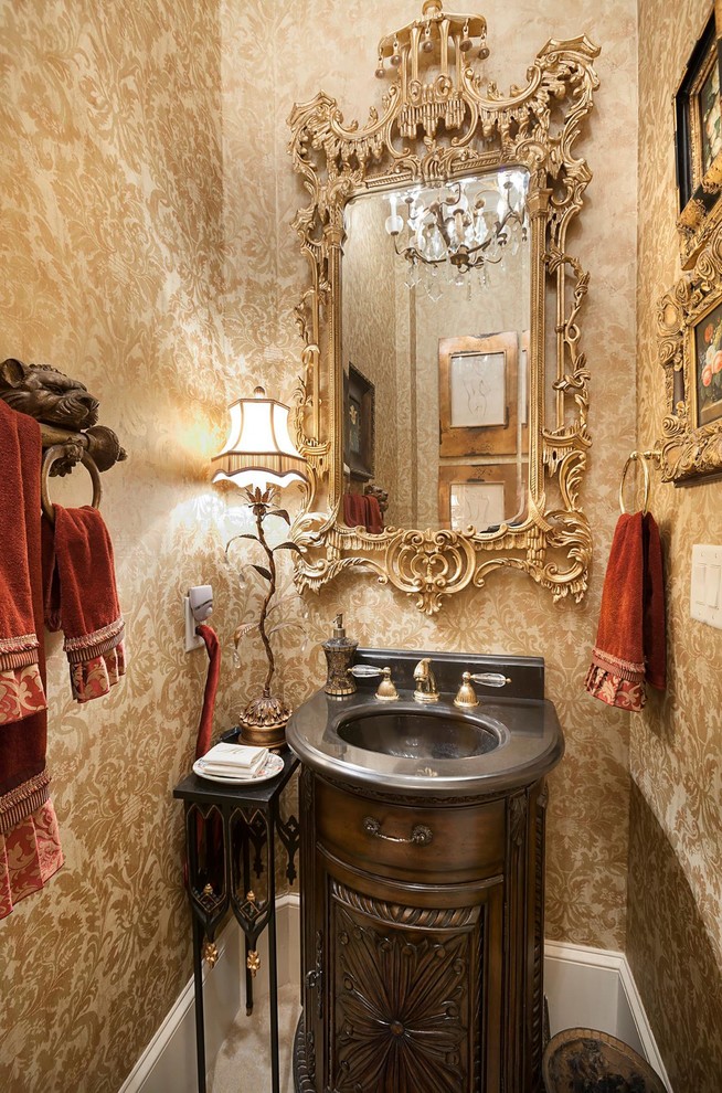 Inspiration pour un WC et toilettes victorien en bois vieilli avec un mur jaune et un lavabo intégré.