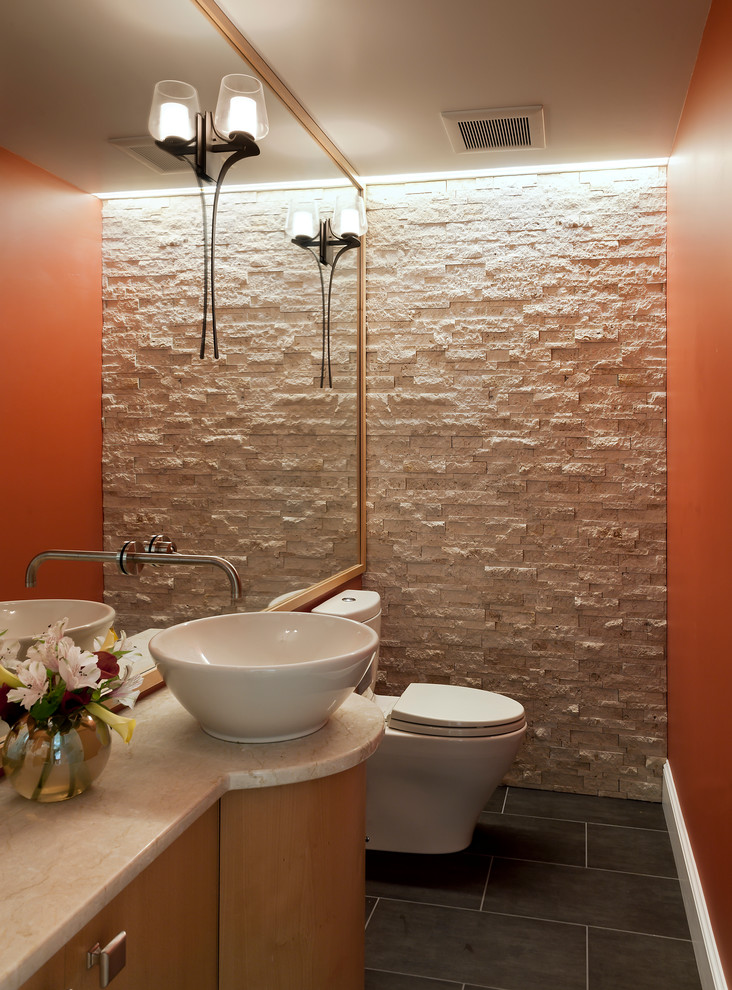 Стильный дизайн: маленький туалет в классическом стиле с настольной раковиной, плоскими фасадами, светлыми деревянными фасадами, столешницей из гранита, раздельным унитазом, оранжевыми стенами, полом из керамической плитки, белой плиткой и каменной плиткой для на участке и в саду - последний тренд