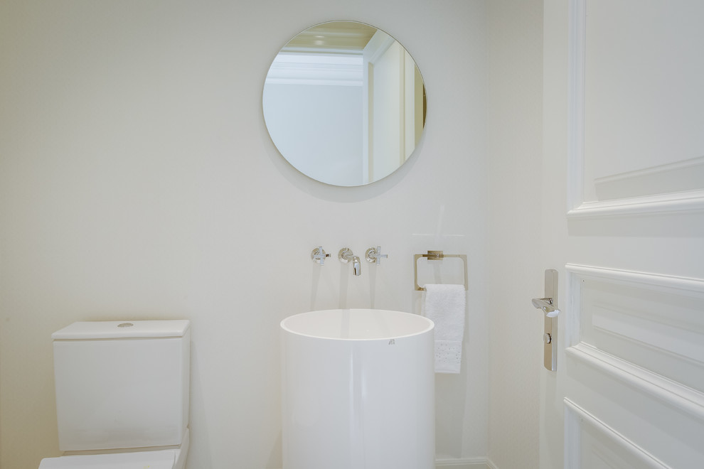 Kleine Moderne Gästetoilette mit integriertem Waschbecken, verzierten Schränken, weißen Schränken, Wandtoilette mit Spülkasten, weißen Fliesen, Porzellanfliesen und weißer Wandfarbe in Toronto