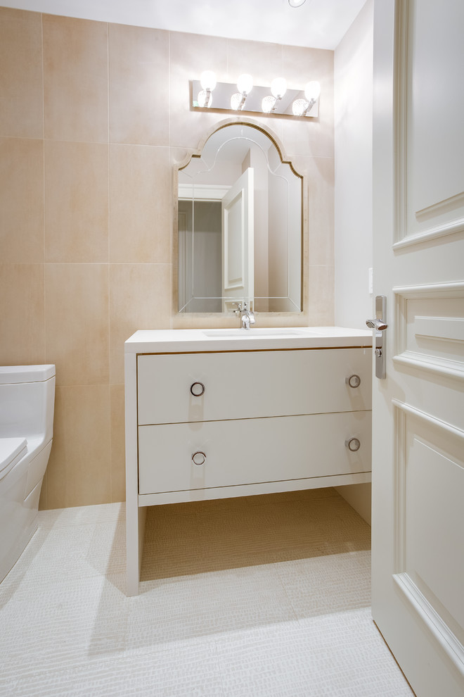 Пример оригинального дизайна: туалет среднего размера в современном стиле с врезной раковиной, плоскими фасадами, белыми фасадами, столешницей из искусственного кварца, раздельным унитазом, белой плиткой, каменной плиткой, серыми стенами и мраморным полом