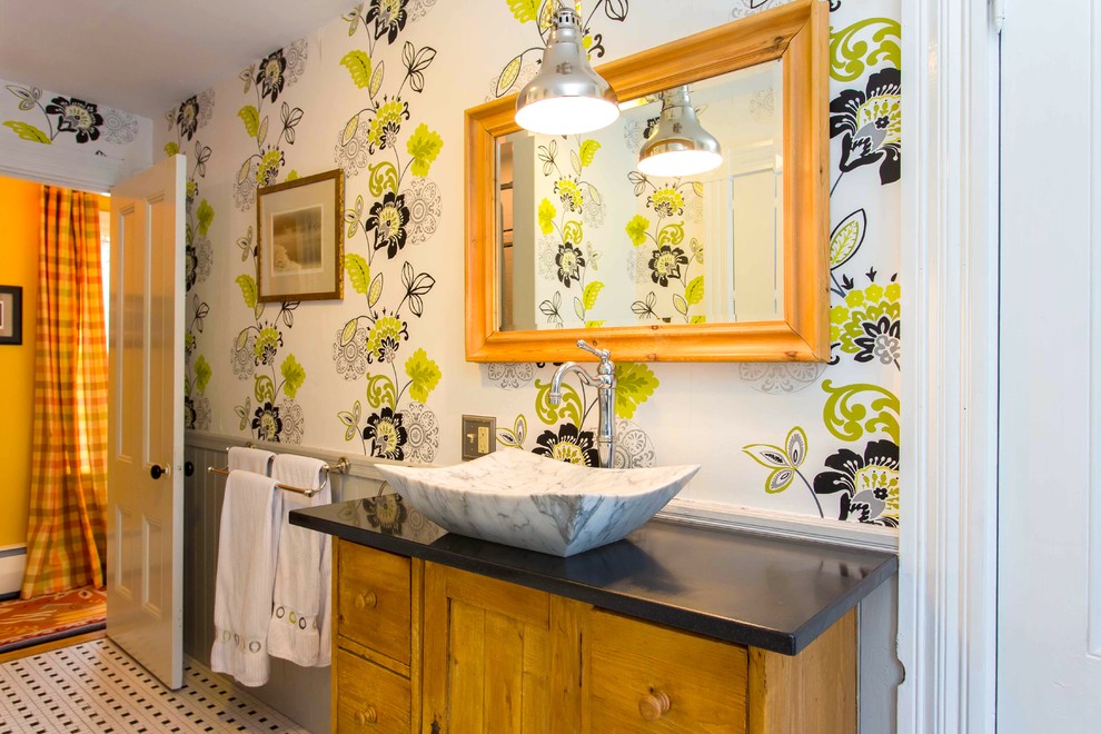 Inspiration för ett mellanstort lantligt toalett, med ett fristående handfat, möbel-liknande, skåp i mellenmörkt trä, flerfärgade väggar och klinkergolv i porslin