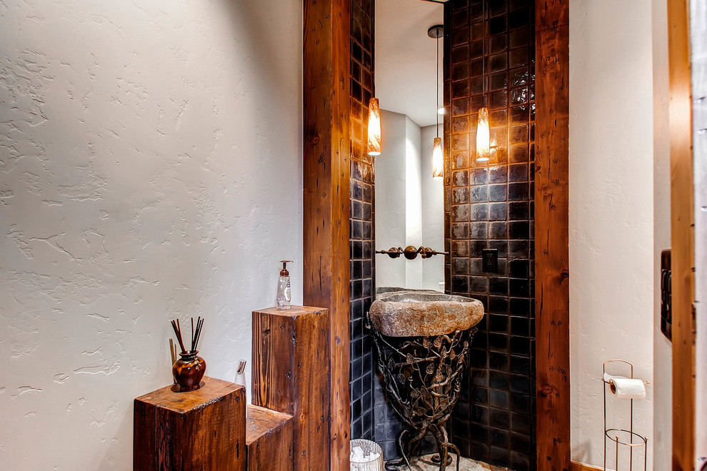 Foto di un bagno di servizio rustico con lavabo a colonna