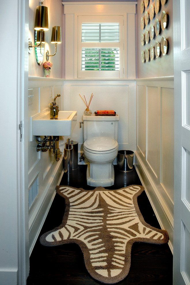 Источник вдохновения для домашнего уюта: туалет в стиле кантри с подвесной раковиной, раздельным унитазом, белыми стенами и темным паркетным полом