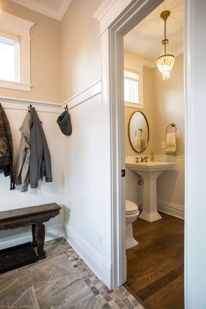 デンバーにあるヴィクトリアン調のおしゃれなトイレ・洗面所 (グレーの壁、無垢フローリング、ペデスタルシンク) の写真