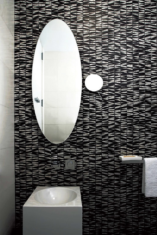 Cette image montre un petit WC et toilettes minimaliste avec WC à poser, un carrelage de pierre, un mur noir, un sol en marbre, un carrelage noir et blanc, un lavabo de ferme et un sol noir.