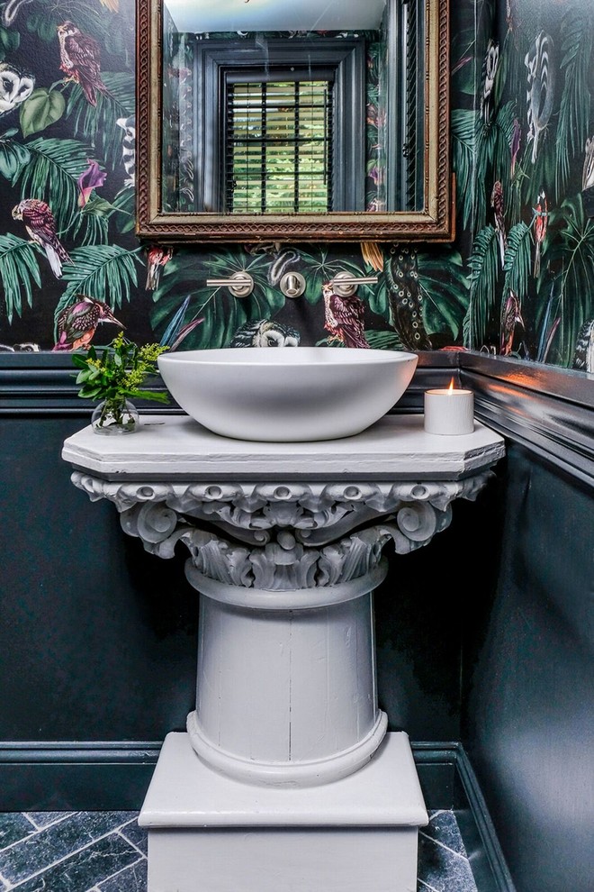 ニューヨークにある高級な中くらいなエクレクティックスタイルのおしゃれなトイレ・洗面所 (一体型トイレ	、白いタイル、セラミックタイルの床、ベッセル式洗面器、グレーの床、白い洗面カウンター、マルチカラーの壁) の写真