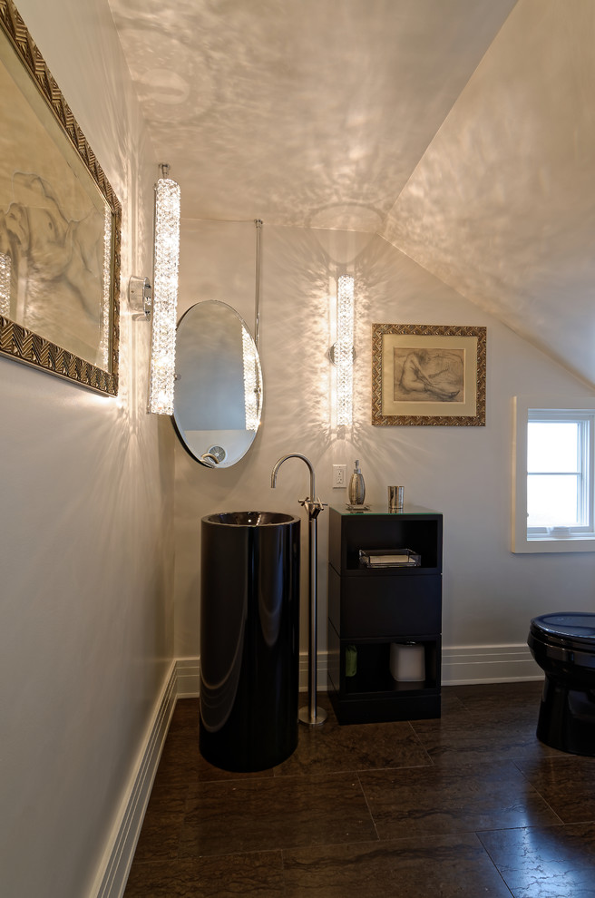 Свежая идея для дизайна: туалет среднего размера в современном стиле с серыми стенами, раковиной с пьедесталом, фасадами островного типа, унитазом-моноблоком, полом из керамической плитки и коричневым полом - отличное фото интерьера