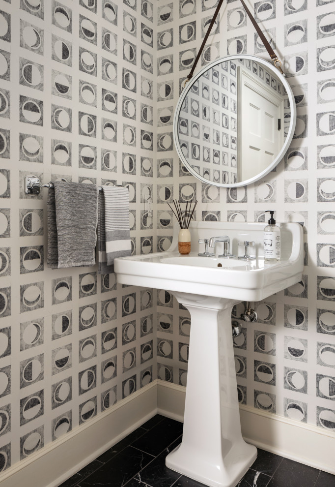 Пример оригинального дизайна: туалет в стиле неоклассика (современная классика) с открытыми фасадами, белыми фасадами, разноцветными стенами, раковиной с пьедесталом, черным полом, белой столешницей, встроенной тумбой и обоями на стенах
