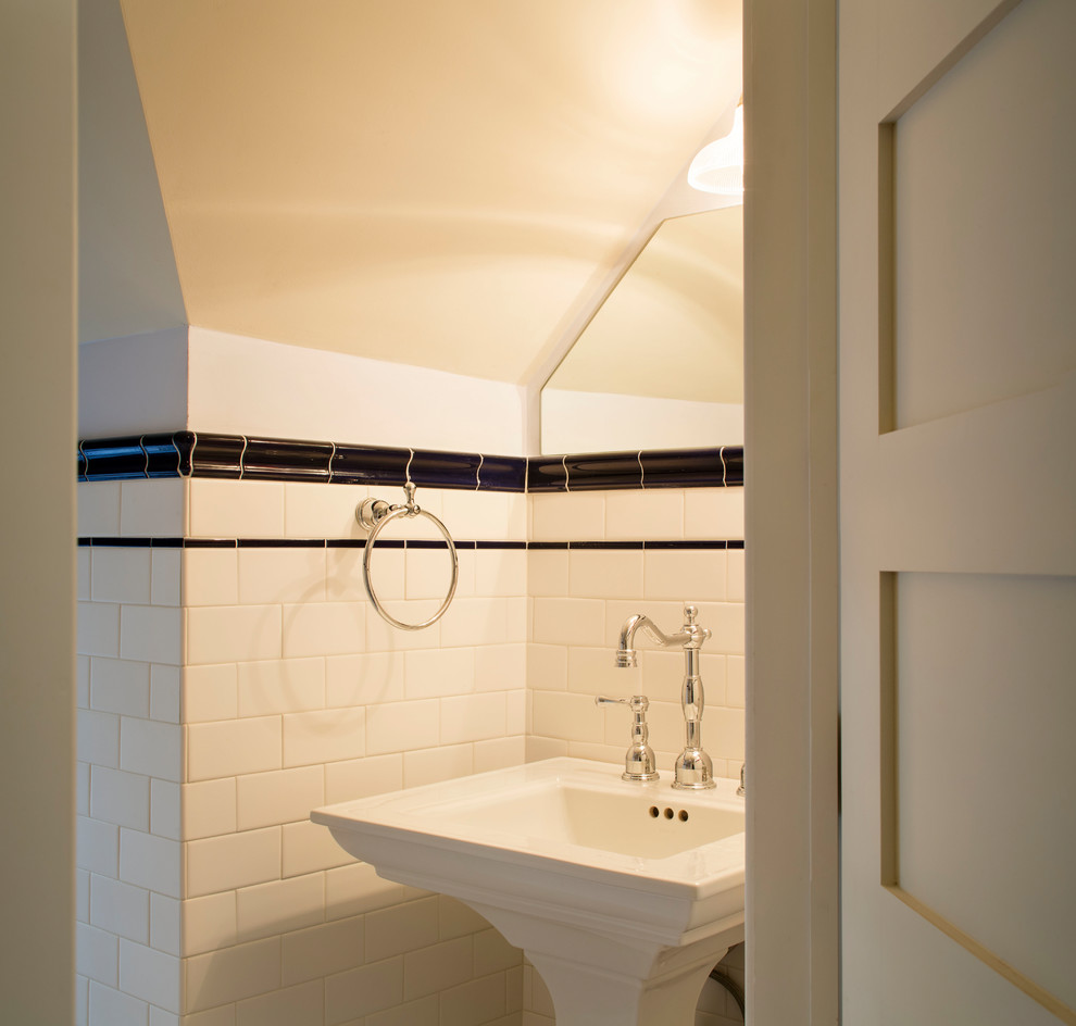 Пример оригинального дизайна: туалет в классическом стиле с унитазом-моноблоком, керамической плиткой, темным паркетным полом, раковиной с пьедесталом, коричневым полом и желтой плиткой