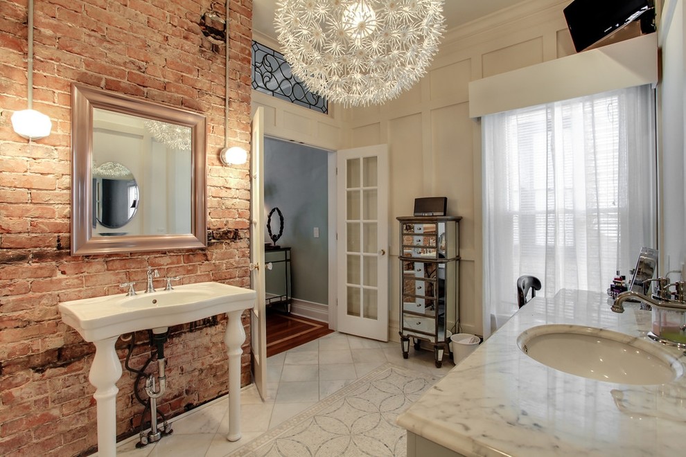 Idée de décoration pour un grand WC et toilettes tradition avec un lavabo encastré, un plan de toilette en marbre, WC séparés, un mur blanc et un sol en marbre.