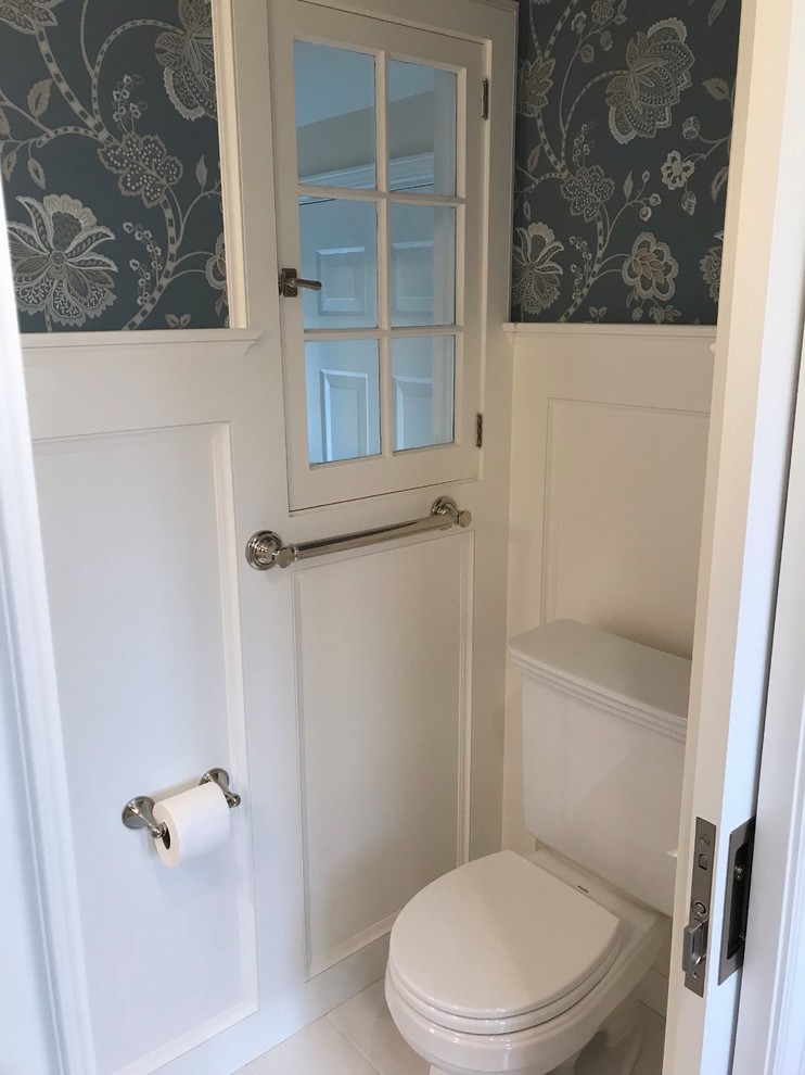 Inspiration för små klassiska vitt toaletter, med en toalettstol med separat cisternkåpa, flerfärgade väggar, klinkergolv i porslin, ett piedestal handfat och vitt golv