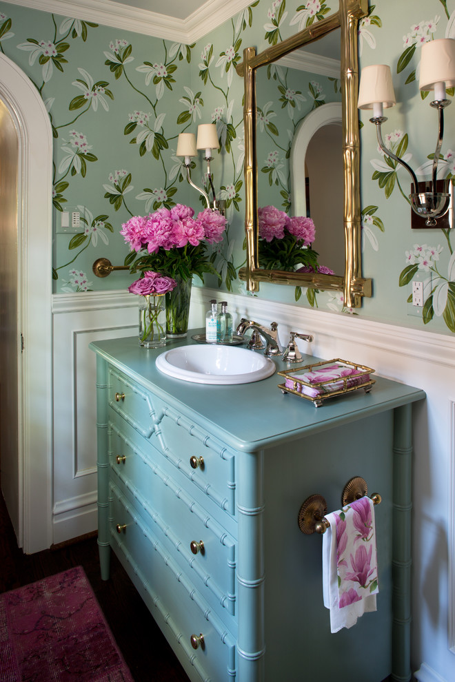 Immagine di un piccolo bagno di servizio tradizionale con consolle stile comò, pareti verdi, parquet scuro, lavabo da incasso, top in legno, ante blu e top turchese