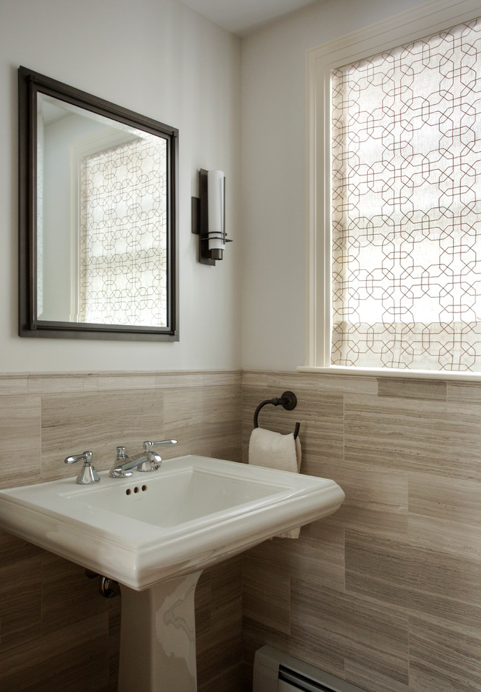 Klassische Gästetoilette mit Sockelwaschbecken, beigen Fliesen und weißer Wandfarbe in Boston