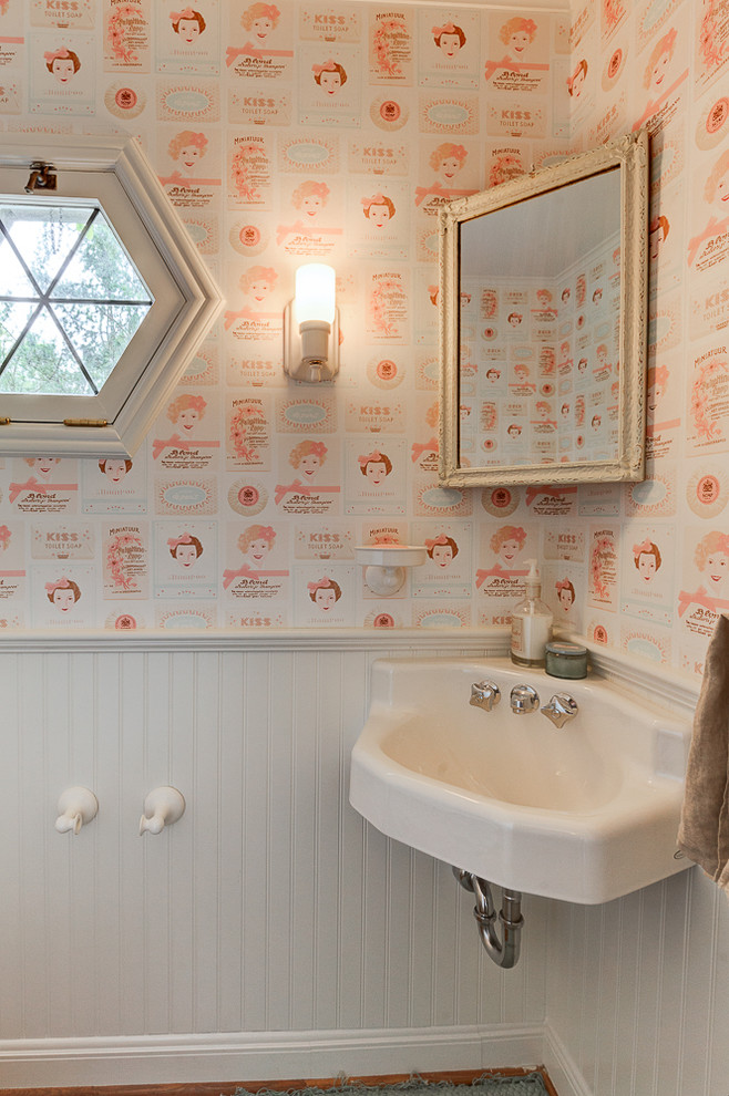 コロンバスにあるカントリー風のおしゃれなトイレ・洗面所 (壁付け型シンク、マルチカラーの壁) の写真