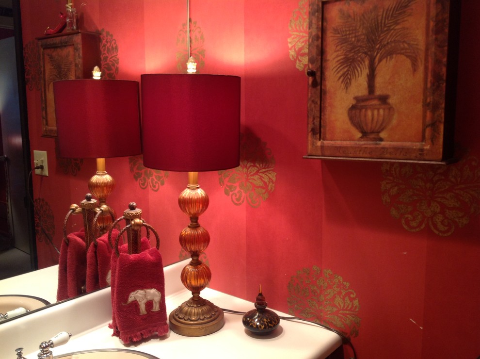 Kleine Eklektische Gästetoilette mit roter Wandfarbe in New York
