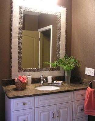 Inredning av ett klassiskt mellanstort toalett, med luckor med upphöjd panel, vita skåp, bruna väggar, ett undermonterad handfat, granitbänkskiva, flerfärgad kakel, stenkakel och klinkergolv i porslin